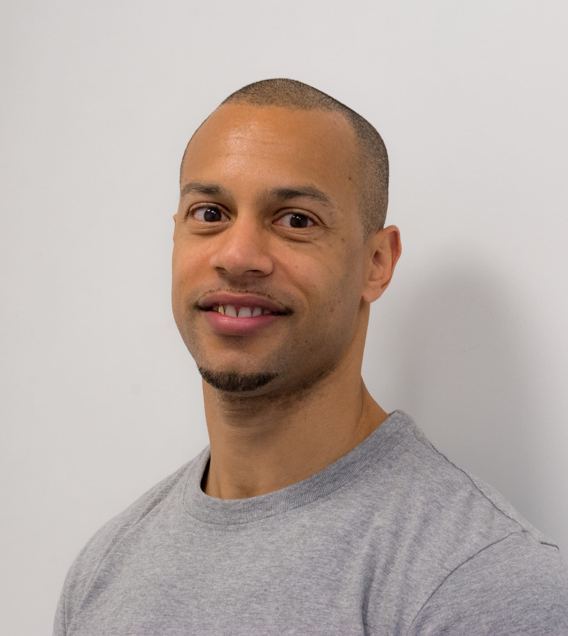Teamlid van Fysiotherapie De Dijken in een grijs shirt.