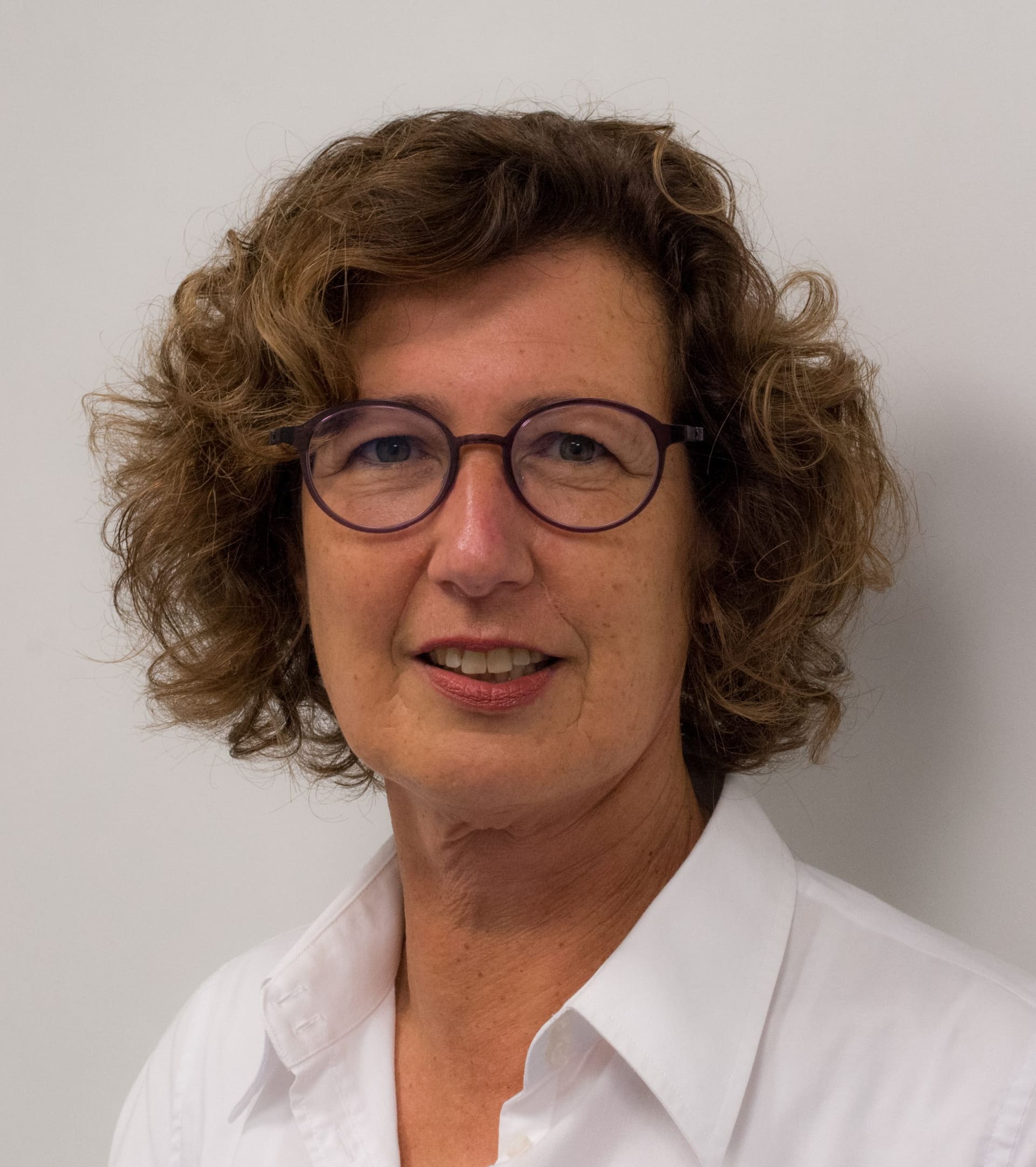 Teamlid van Fysiotherapie De Dijken met bril en wit overhemd.