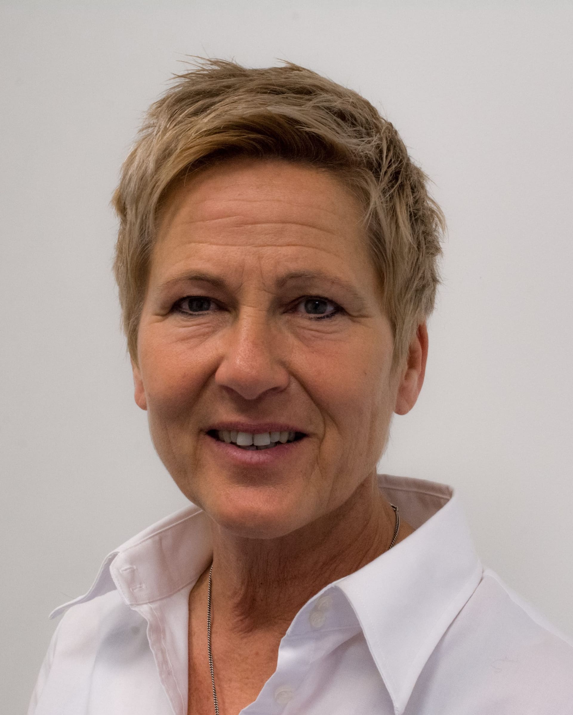 Teamlid van Fysiotherapie De Dijken in een wit overhemd.
